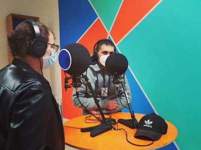La web radio non richiede strumentazioni troppo complesse. Qui sono sufficienti un doppio microfono montato su un tavolino centrale...